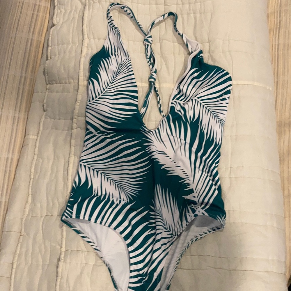 Cupshe, size small one piece bathing suit